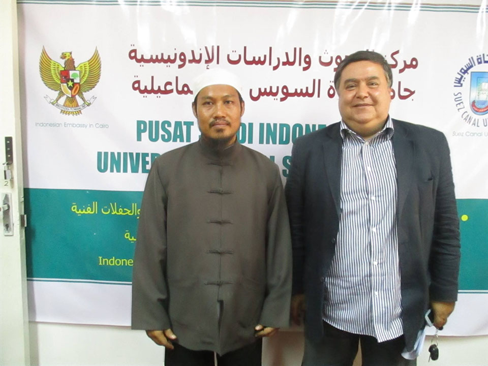 Dr. Supriyanto Pasir, M.Ag., bersama Dekan Kulliyyatul Adab Universitas Canal Swes Ismailiyyah, Mesir.