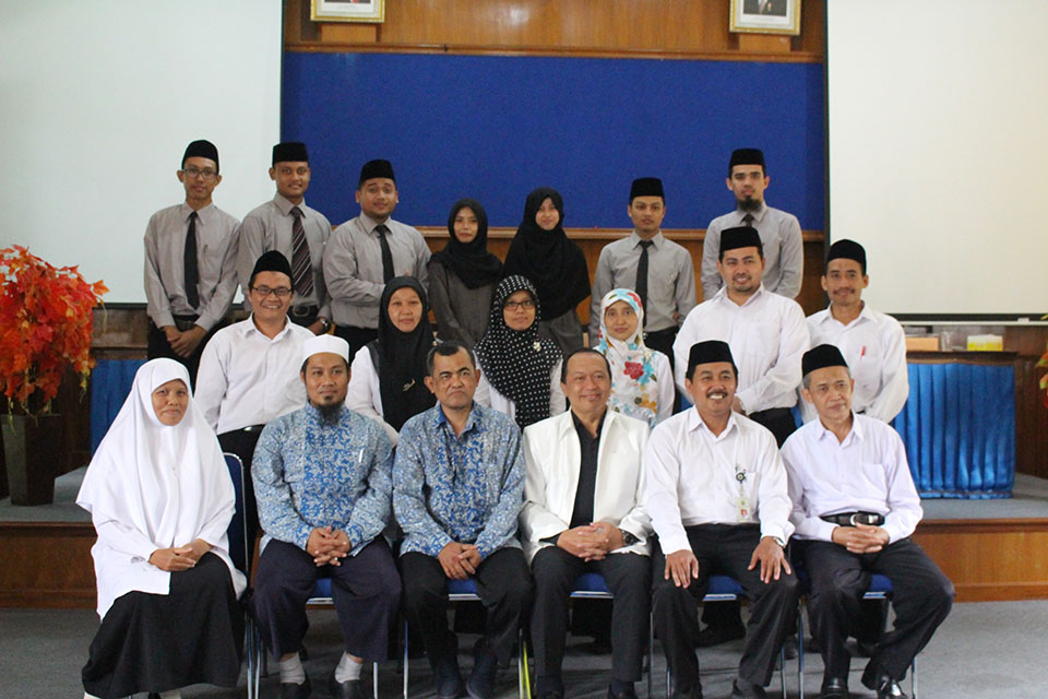 Sekretaris Prodi PAI, Drs. M. Hajar Dewantara Berfoto Bersama pada Penarikan Mahasiswa PPL II