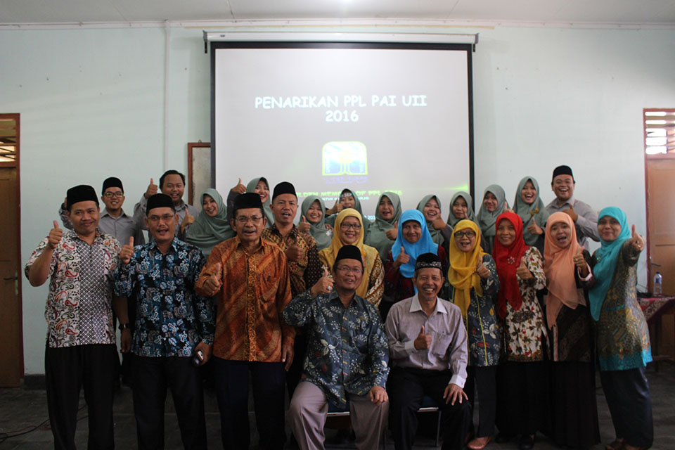 Foto Bersama Penarikan Mahasiswa PPL II Bersama Dosen Prodi PAI, Drs. Muzhofar Akhwan, M.A.