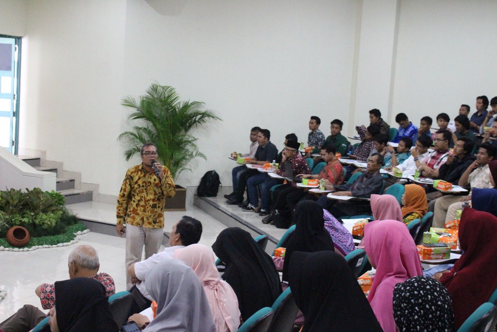 kurnia-widodo-menceritakan-pengalamannya-kepada-seluruh-peserta-seminar-dan-bedah-buku-di-universitas-islam-indonesia.